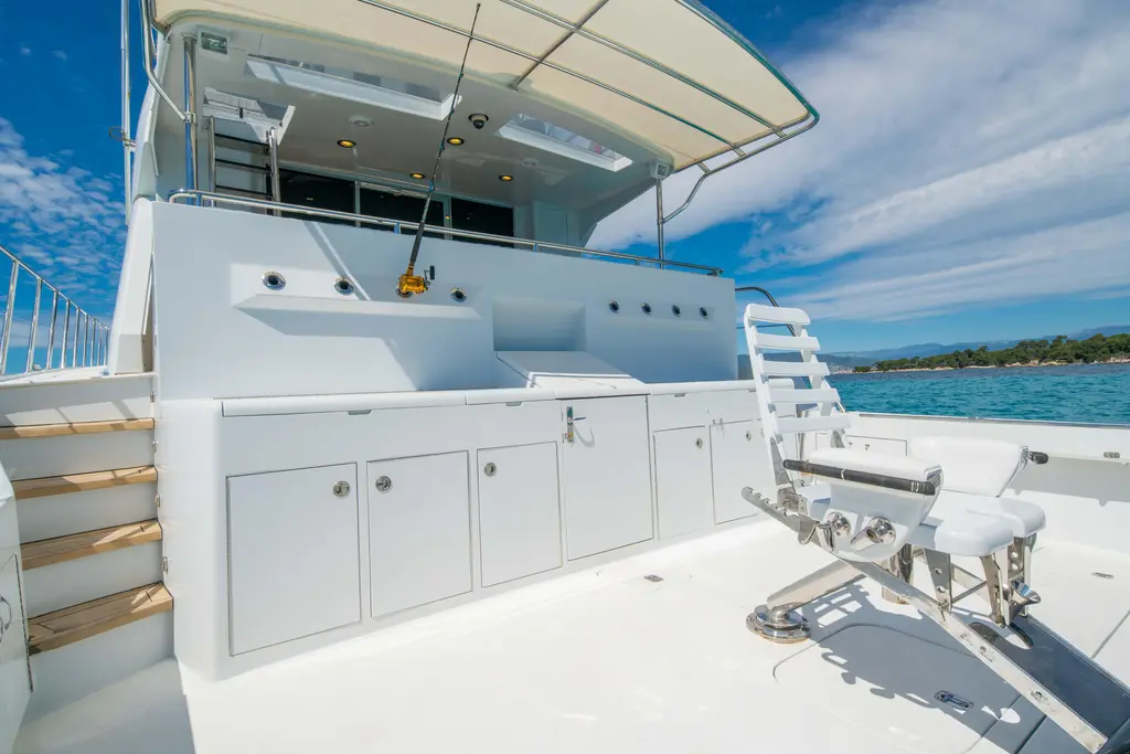 SPHEREFISH 2003 Hatteras 86 Convertible Yacht For Sale in Nice 06 SPHEREFISH 2003 Hatteras 86 Convertible Yacht For Sale in Nice 06