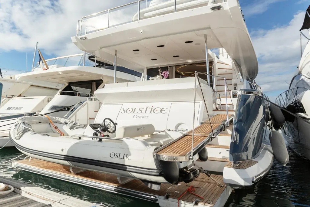 Solstice 2020 Azimut 72 Yacht For Sale in Golfe Juan Solstice 2020 Azimut 72 Yacht For Sale in Golfe Juan