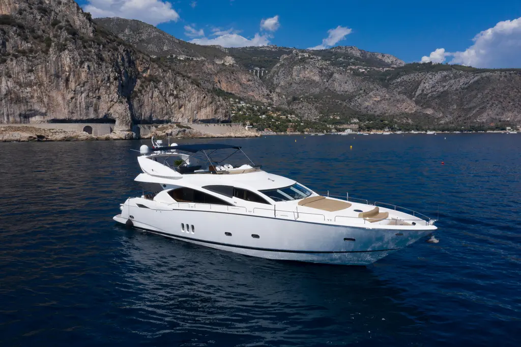 LADY YOUSRA 2003 Sunseeker 82 Yacht Yacht For Sale in Cannes 06 LADY YOUSRA 2003 Sunseeker 82 Yacht Yacht For Sale in Cannes 06