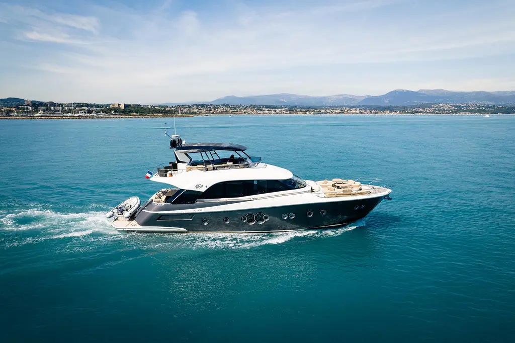 CRAZY DIAMOND 2016 Monte Carlo Yachts MCY 70 Yacht For Sale in Antibes 06 CRAZY DIAMOND 2016 Monte Carlo Yachts MCY 70 Yacht For Sale in Antibes 06