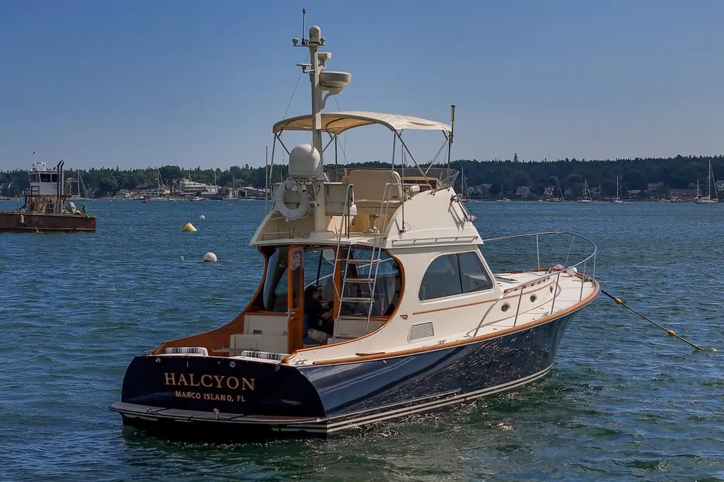HALCYON 2006 Hinckley Talaria 44 Flybridge Yacht For Sale in Southwest Harbor ME HALCYON 2006 Hinckley Talaria 44 Flybridge Yacht For Sale in Southwest Harbor ME